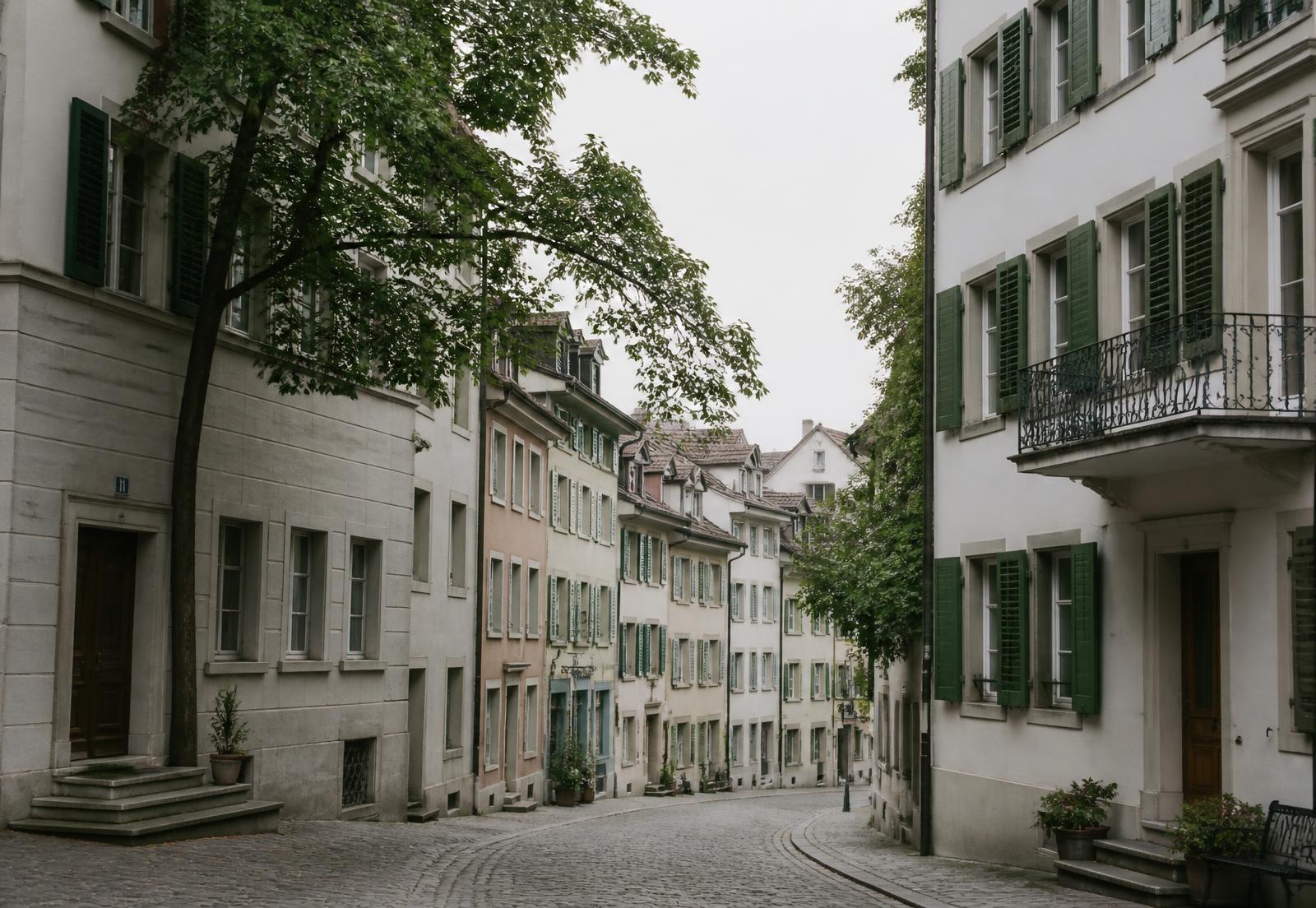 Stille Zürcher Gasse mit historischen Fassaden
